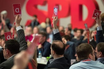 SPD-Delegierte stimmen per Handzeichen ab: Ob es zu Koalitionsverhandlungen mit der Union kommt, ist noch ungewiss.