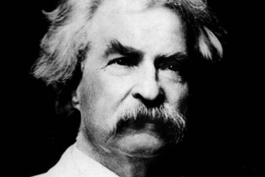 Der Mann, der eigentlich Samuel Langhorne Clemens hieß, besser bekannt als Mark Twain.