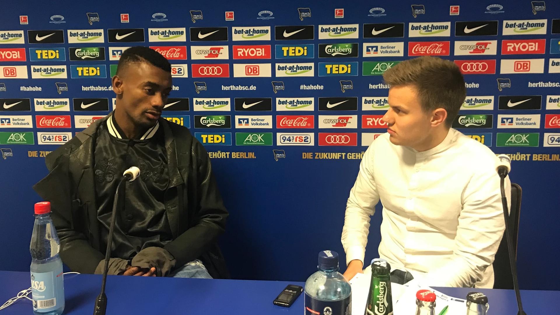 Salomon Kalou (l.) im Gespräch mit t-online.de-Redakteur Benjamin Zurmühl.