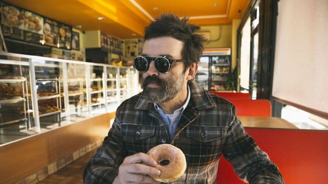 Ein Kringel und ein Kaffee ohne Milch - das frugale Mahl von Mark Oliver Everett, dessen neuer Song keineswegs so spartanisch klingt. Ein Kringel und ein Kaffee ohne Milch - das frugale Mahl von Mark Oliver Everett, dessen neuer Song keineswegs so spartanisch klingt.