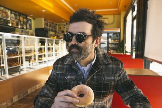 Ein Kringel und ein Kaffee ohne Milch - das frugale Mahl von Mark Oliver Everett, dessen neuer Song keineswegs so spartanisch klingt.