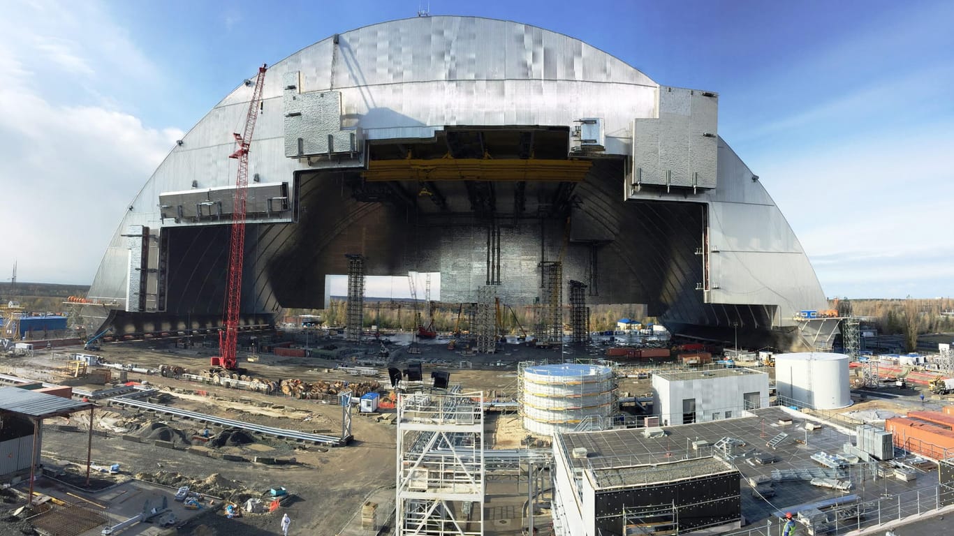Sarkophag über Reaktor 4 in Tschernobyl: Nahe der gigantischen Schutzkonstruktion errichtet ein deutsches Unternehmen das erste Solarkraftwerk der Ukraine.