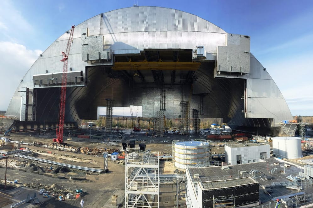 Sarkophag über Reaktor 4 in Tschernobyl: Nahe der gigantischen Schutzkonstruktion errichtet ein deutsches Unternehmen das erste Solarkraftwerk der Ukraine.