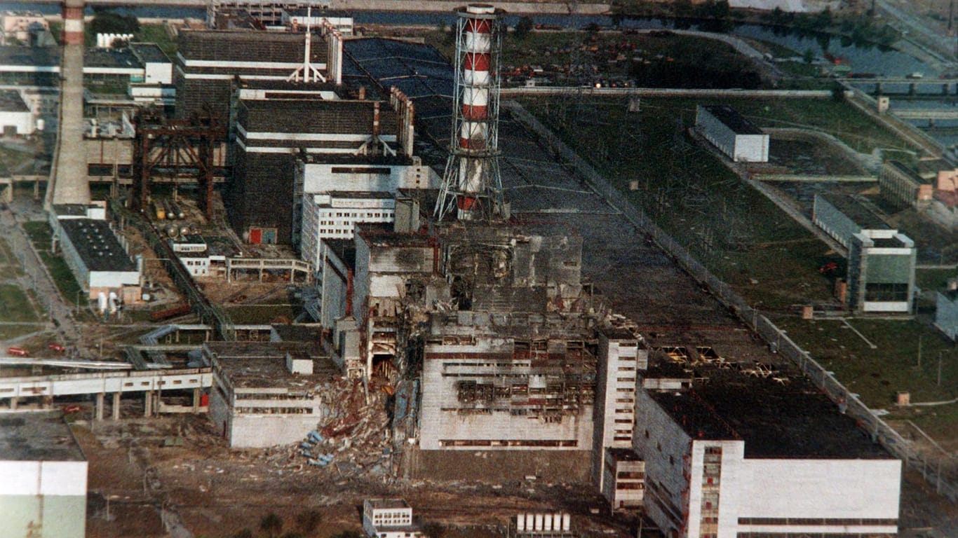 Blick auf den zerstörten Reaktor des Atomkraftwerkes Tschernobyl in der Ukraine im Mai 1986.
