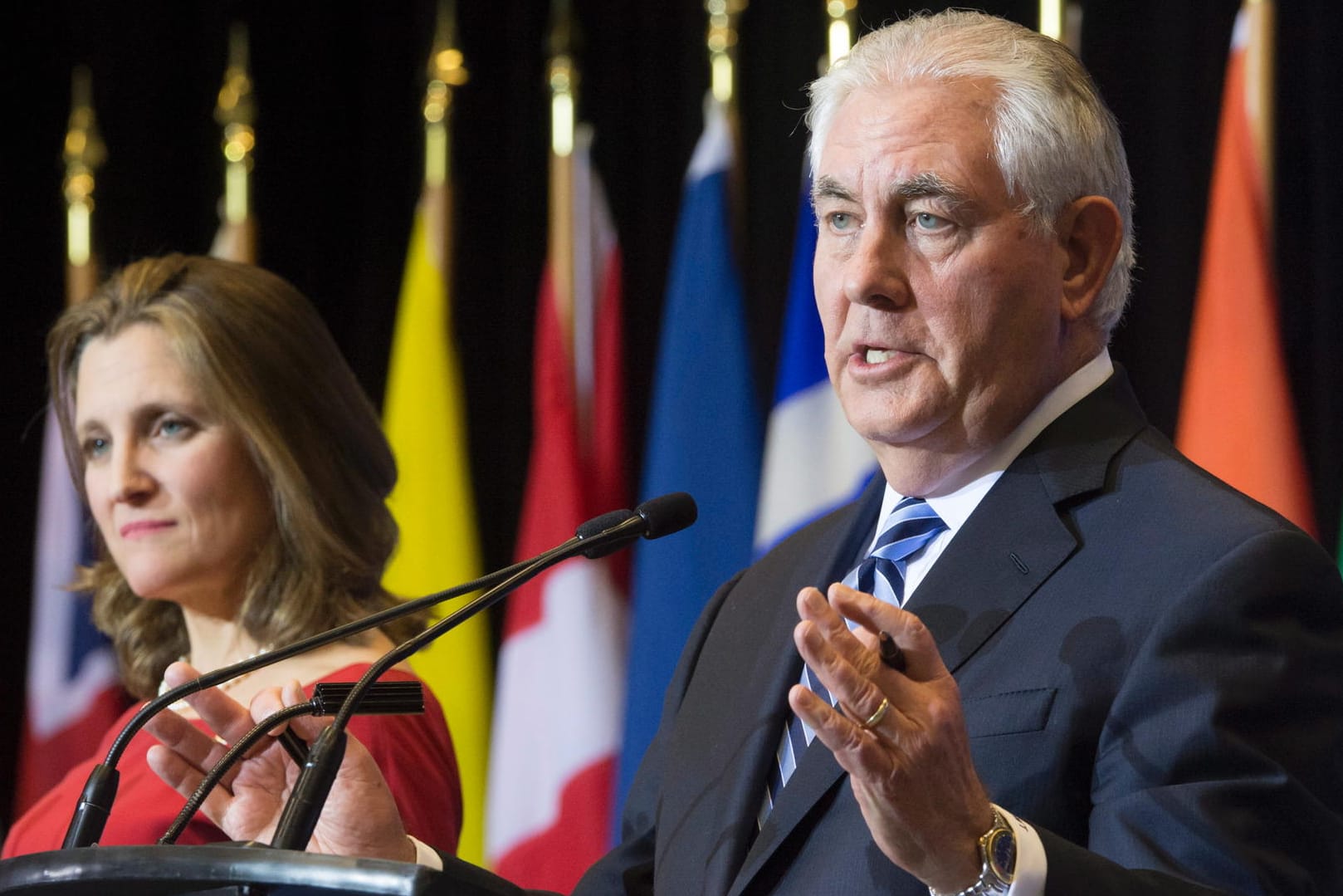 Kanadische Außenministerin Chrystia Freeland (l.) und US-Außenminister Rex Tillerson (r.): Tillerson fordert Bewusstsein für potenziellen Krieg mit Nordkorea