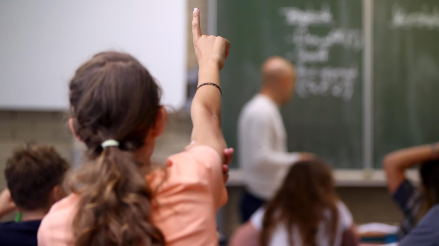 Szene im Klassenraum: Das Verfassungsgericht muss über das Streikverbot für Lehrer entscheiden.