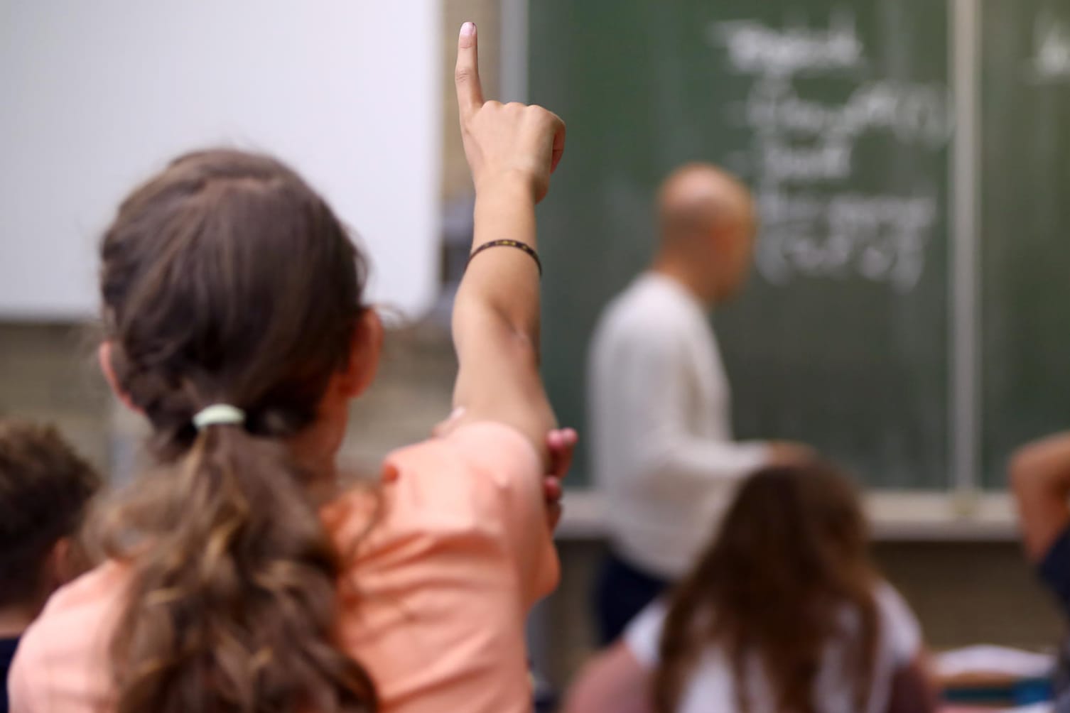 Szene im Klassenraum: Das Verfassungsgericht muss über das Streikverbot für Lehrer entscheiden.