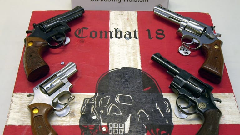 Sichergestellte Waffen: Im Jahr 2003 ging die Polizei gegen "Combat 18"-Zellen in Deutschland vor – auch der "Nationalsozialistische Untergrund" mordete nach dem Prinzip der "führerlosen Zellen".