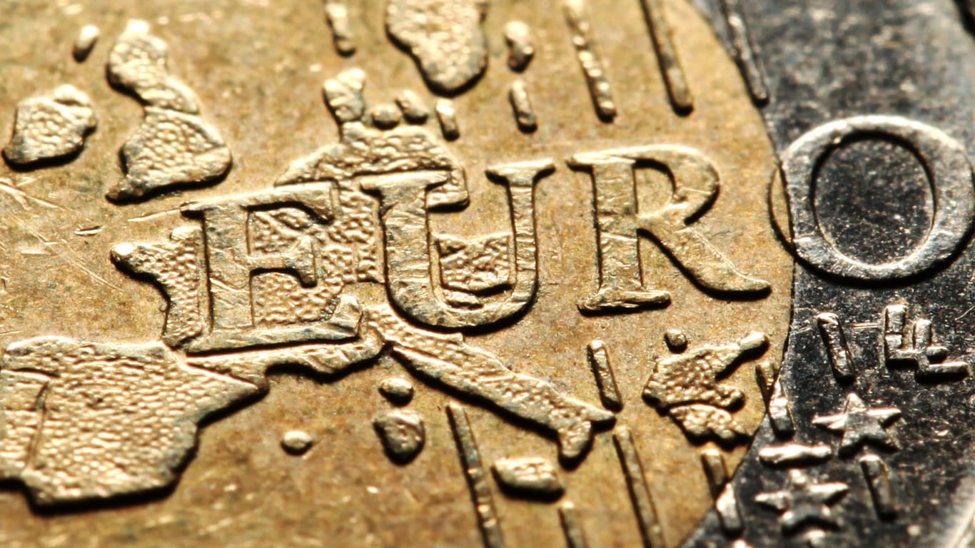 Eine Zwei-Euro-Münze: Führende Ökonomen sehen nur ein kleines Zeitfenster um die Euro-Zone gegen neue Krisen abzusichern.