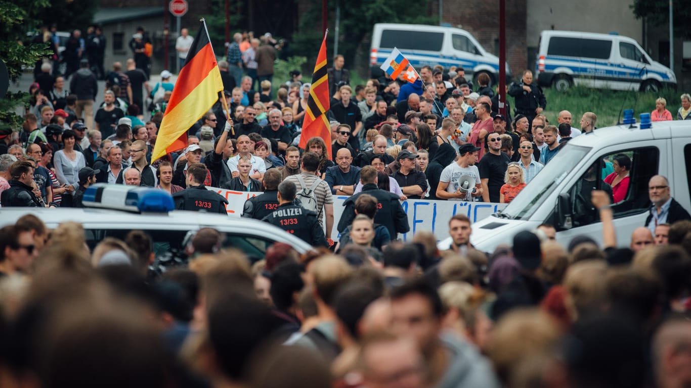 Fremdenfeindliche Demonstration in Freital: "Weil den Angeklagten die Kundgebungen nicht mehr reichten, beschlossen sie schließlich, zum Mittel der Gewalt zu greifen."