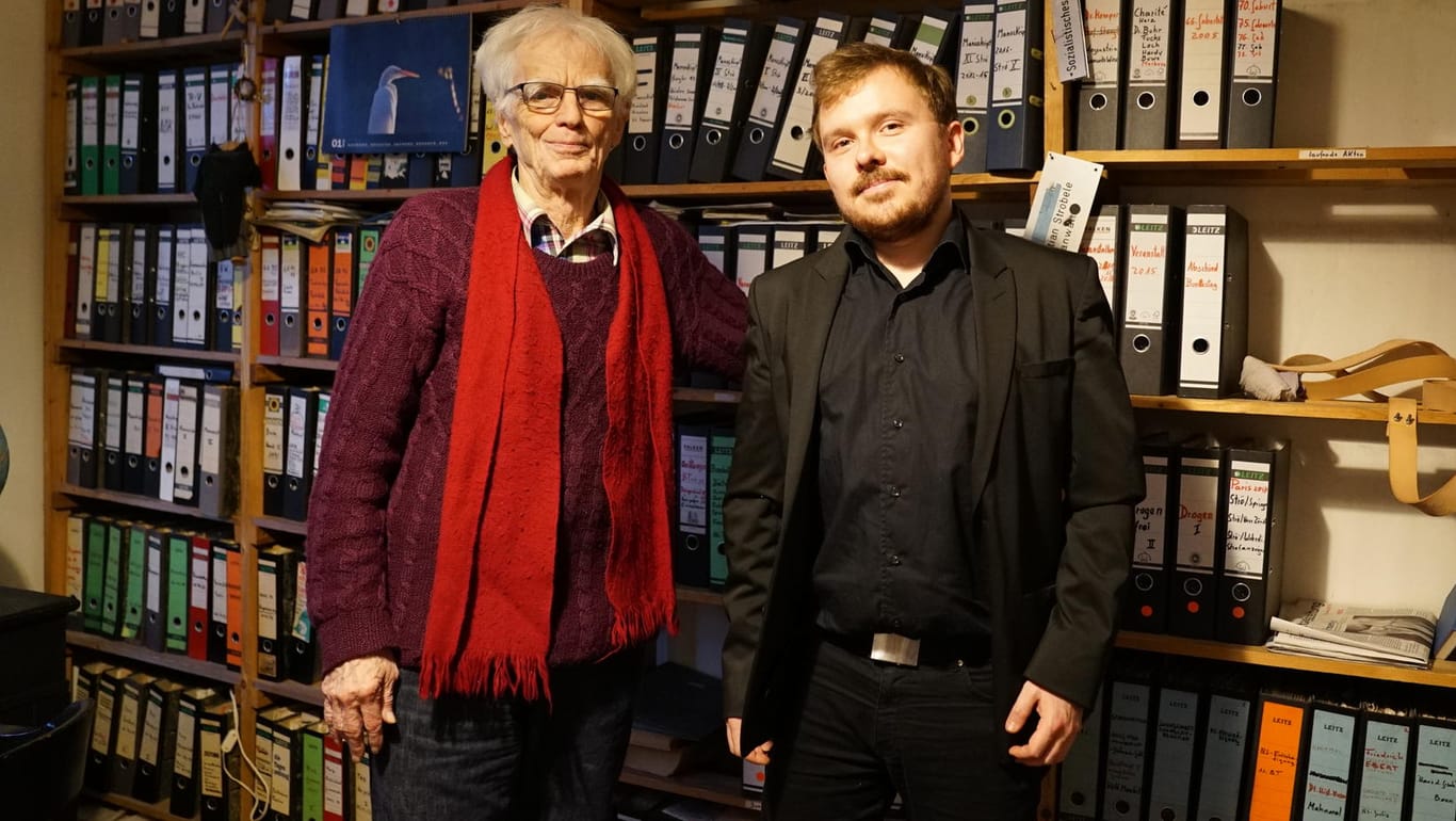 Hans-Christian Ströbele und Redakteur Patrick Diekmann: Im Hintergrund stehen die Ordner aus Ströbeles Zeit als Abgeordneter und Anwalt.