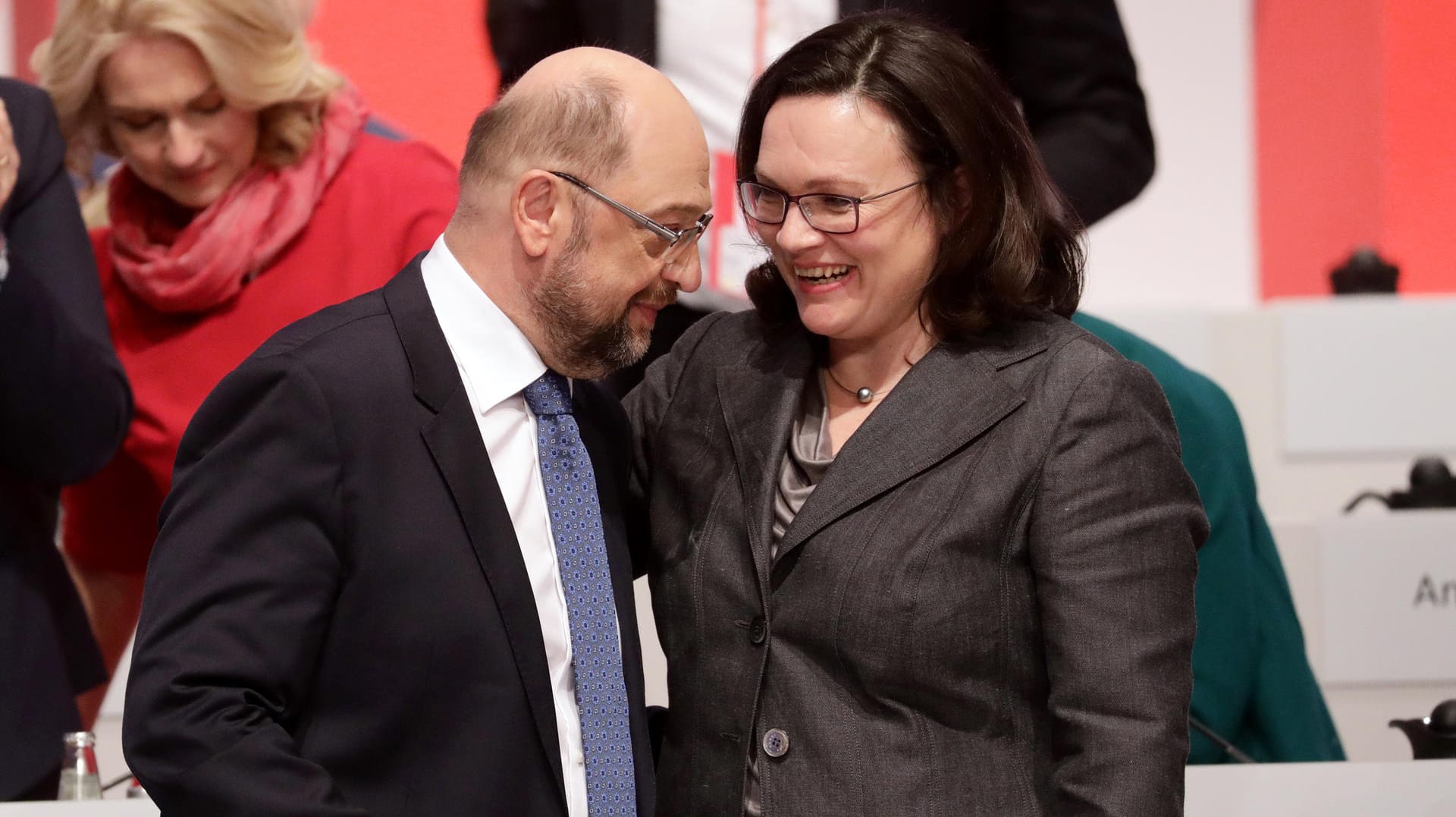 SPD-Parteivorsitzender Martin Schulz und SPD-Fraktionsvorsitzende Andrea Nahles beim Bundesparteitag der SPD: Nahles bewertet den Führungsstil von Schulz als 'anders'. SPD-Parteivorsitzender Martin Schulz und SPD-Fraktionsvorsitzende Andrea Nahles beim Bundesparteitag der SPD: Nahles bewertet den Führungsstil von Schulz als 'anders'.