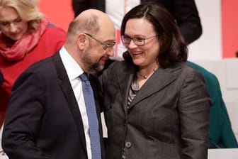 SPD-Parteivorsitzender Martin Schulz und SPD-Fraktionsvorsitzende Andrea Nahles beim Bundesparteitag der SPD: Nahles bewertet den Führungsstil von Schulz als 'anders'.