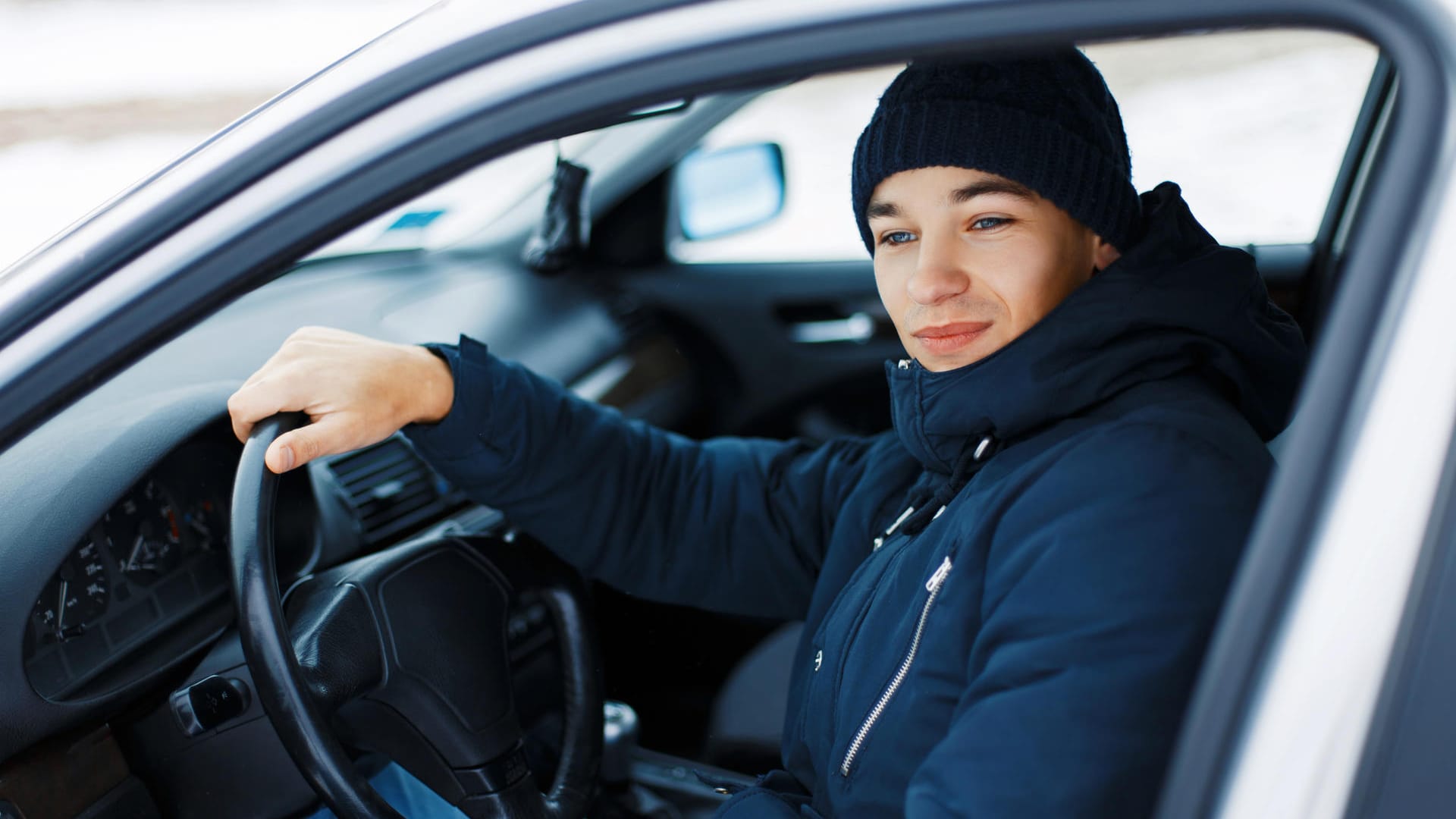 Mit Winterjacke am Steuer: Eingeschränkte Bewegungsfreiheit erhöht Verletzungsgefahr. Mit Winterjacke am Steuer: Eingeschränkte Bewegungsfreiheit erhöht Verletzungsgefahr.