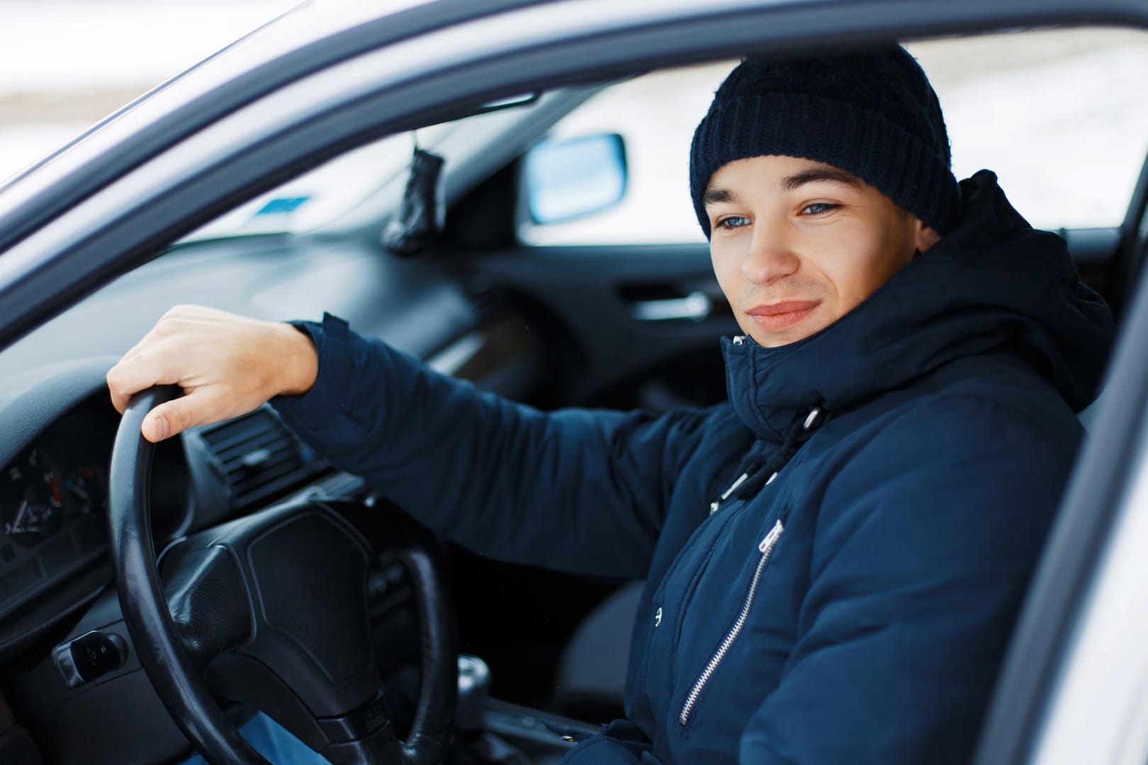 Mit Winterjacke am Steuer: Eingeschränkte Bewegungsfreiheit erhöht Verletzungsgefahr.