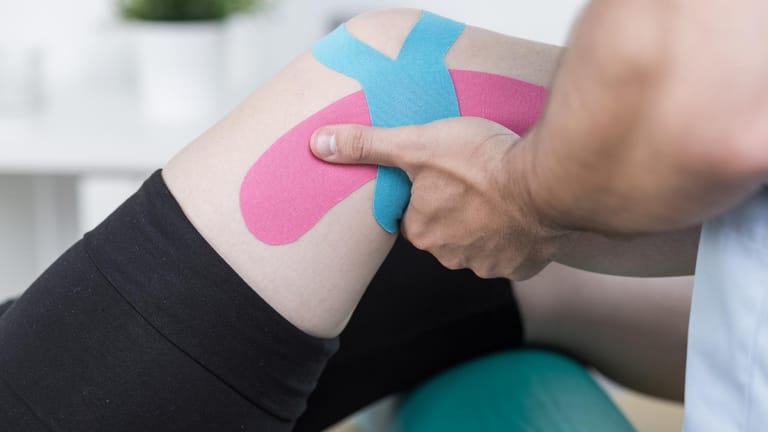 Behandlung nach Knieverletzung: Welche Therapie sinnvoll ist, hängt von der genauen Art der Gelenkprobleme ab.