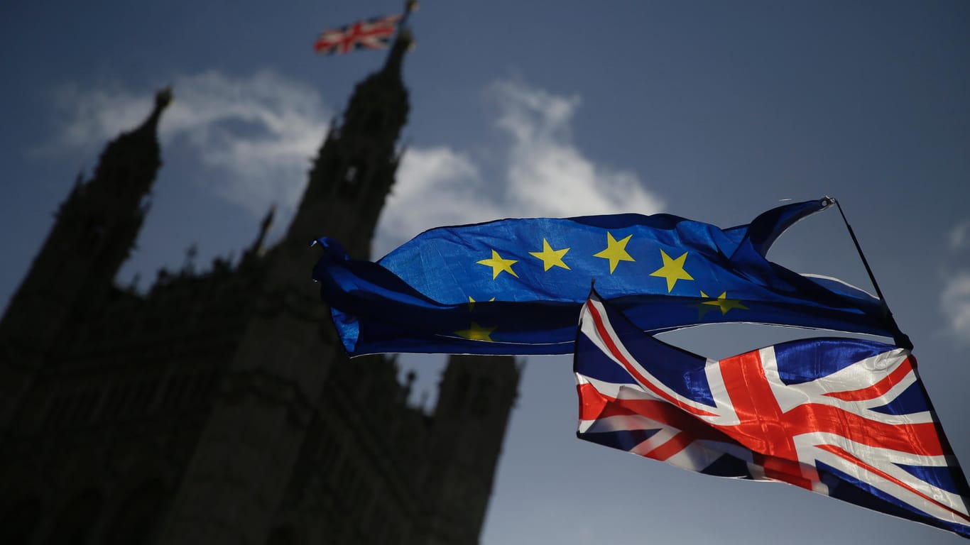 Eine EU-Flagge und eine britische Nationalflagge vor dem britischen Parlament im Palace of Westminster: Der Brexit geht voran, doch noch muss das Gesetz zum EU-Austritt einige Hürden nehmen.