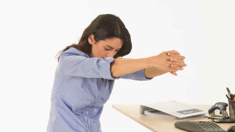 Übung für Schultern und Nacken: Um die Dehnung zu verstärken, sollten die Hände aktiv weggeschoben werden.