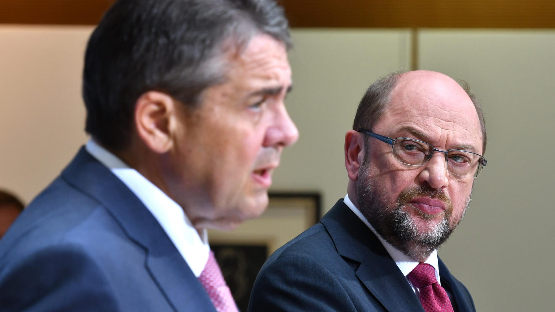 Parteivorsitzender Martin Schulz hört den Ausführungen von Außenminister Sigmar Gabriel zu: Laut einer Umfrage wünschen sich die meisten Deutschen, dass Sigmar Gabriel Vizekanzler bleibt. (Archivbild)