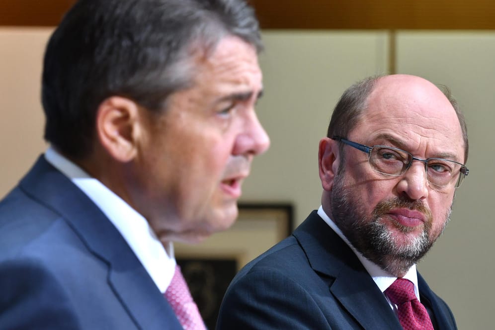 Parteivorsitzender Martin Schulz hört den Ausführungen von Außenminister Sigmar Gabriel zu: Laut einer Umfrage wünschen sich die meisten Deutschen, dass Sigmar Gabriel Vizekanzler bleibt. (Archivbild)