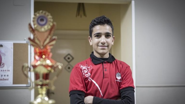 Der 13-jährige Ägypter Abdel Rahman Hussein neben der Trophäe, mit der er als "klügstes Kind der Welt" ausgezeichnet worden ist.