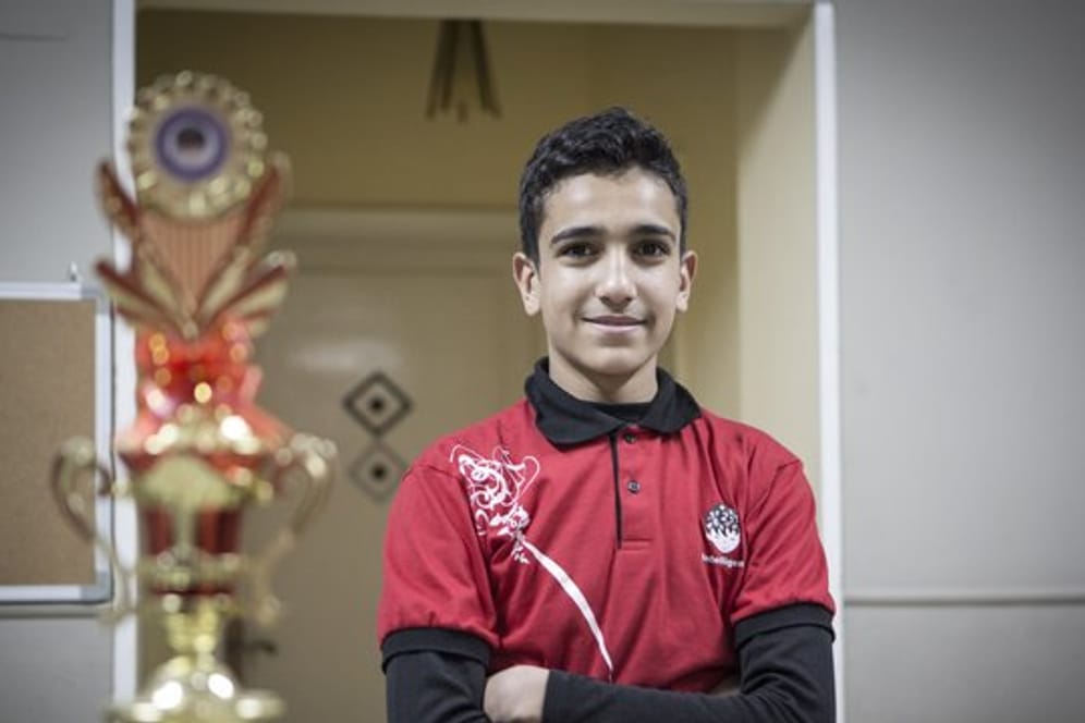Der 13-jährige Ägypter Abdel Rahman Hussein neben der Trophäe, mit der er als "klügstes Kind der Welt" ausgezeichnet worden ist.