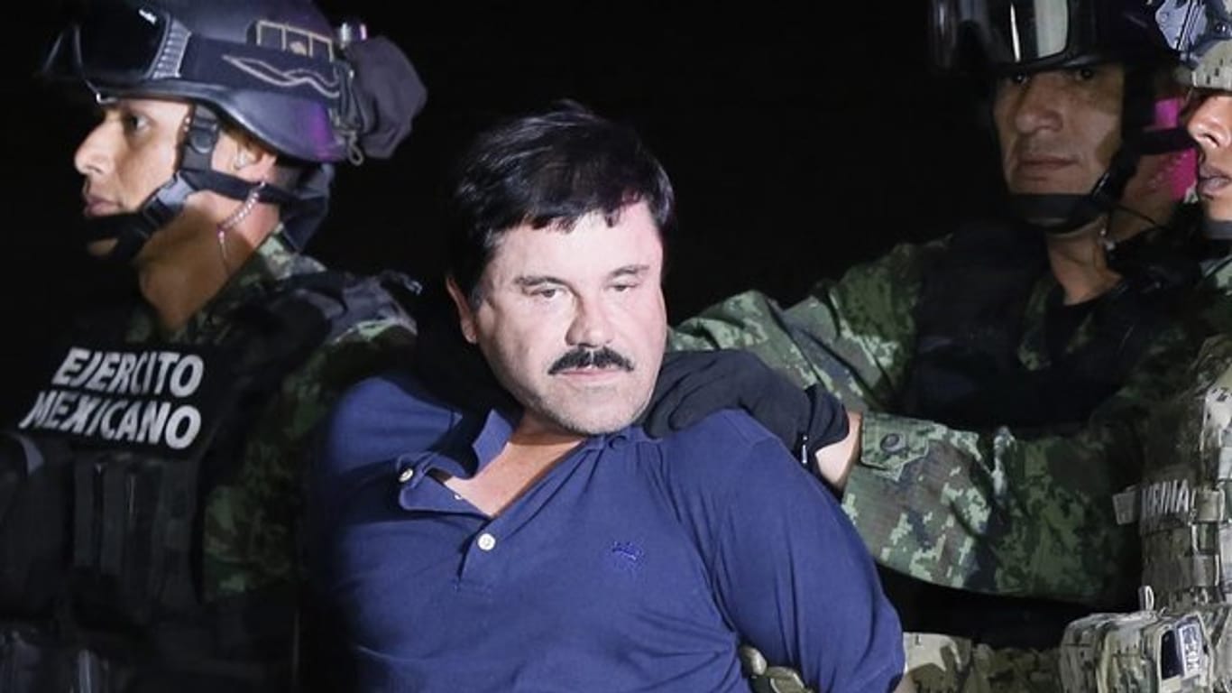 Drogenboss Joaquin Guzman Loera, bekannter als "El Chapo", wird zum Hochsicherheitsgefängnis Altiplano zurückgebracht, aus dem er geflohen war.