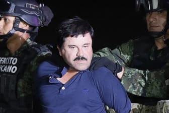 Drogenboss Joaquin Guzman Loera, bekannter als "El Chapo", wird zum Hochsicherheitsgefängnis Altiplano zurückgebracht, aus dem er geflohen war.