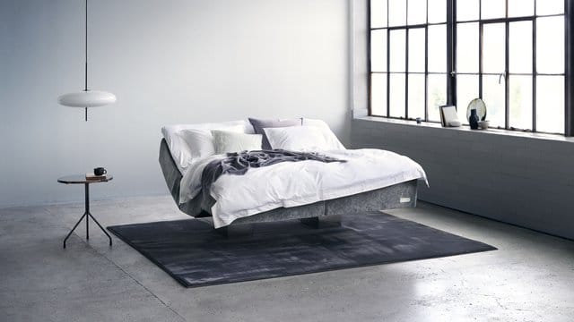 Das Bett Vindö von Carpe Diem Beds steht nur auf einem Mittelfuß.