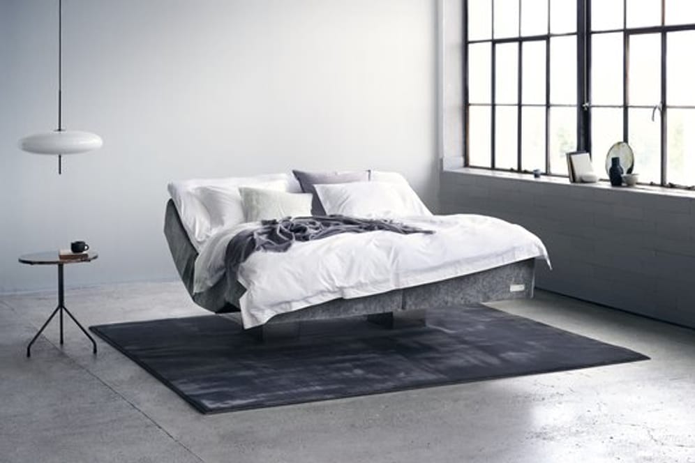 Das Bett Vindö von Carpe Diem Beds steht nur auf einem Mittelfuß.