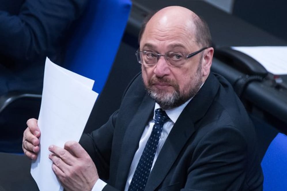 Sorgenvolles Gesicht: SPD-Chef Martin Schulz verfolgt die Plenarsitzung des Bundestages.