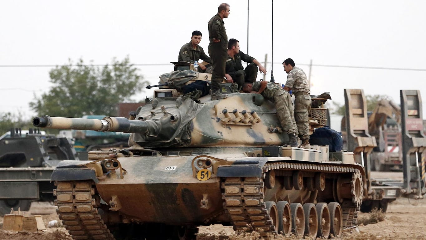 Türkische Armeepanzer an der syrischen Grenze: Droht dort die nächste Eskalation?