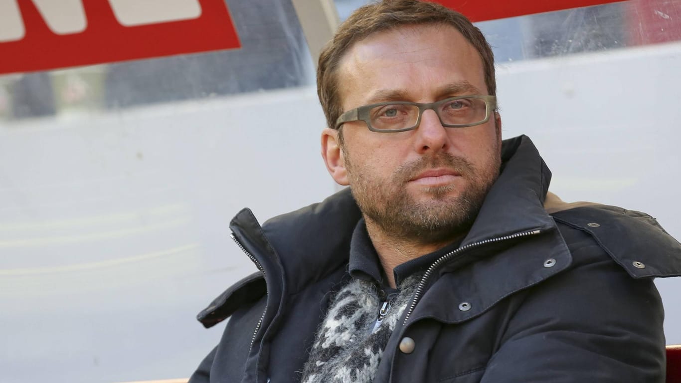 Jörg Jakobs auf der Bank des 1. FC Köln: Jetzt ist der Sportdirektor zurückgetreten.
