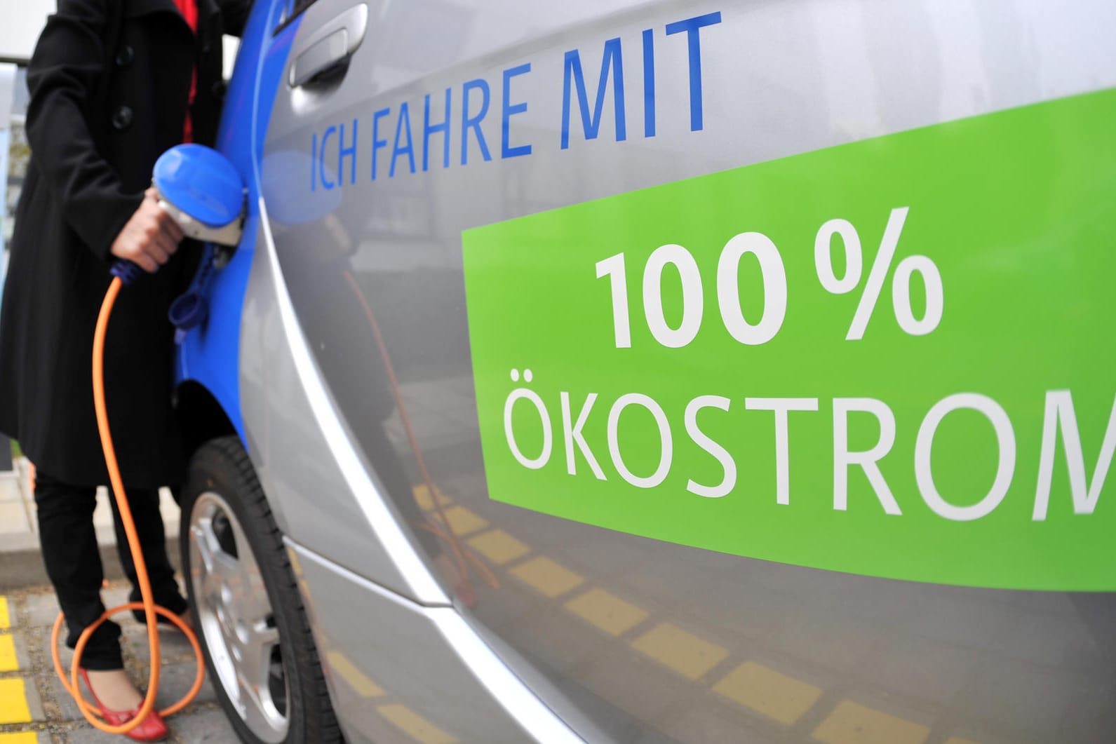 Ein Elektrofahrzeug mit Ökostrom: In Berlin sollen diese Fahrzeuge unter anderem zu sauberer Luft beitragen.