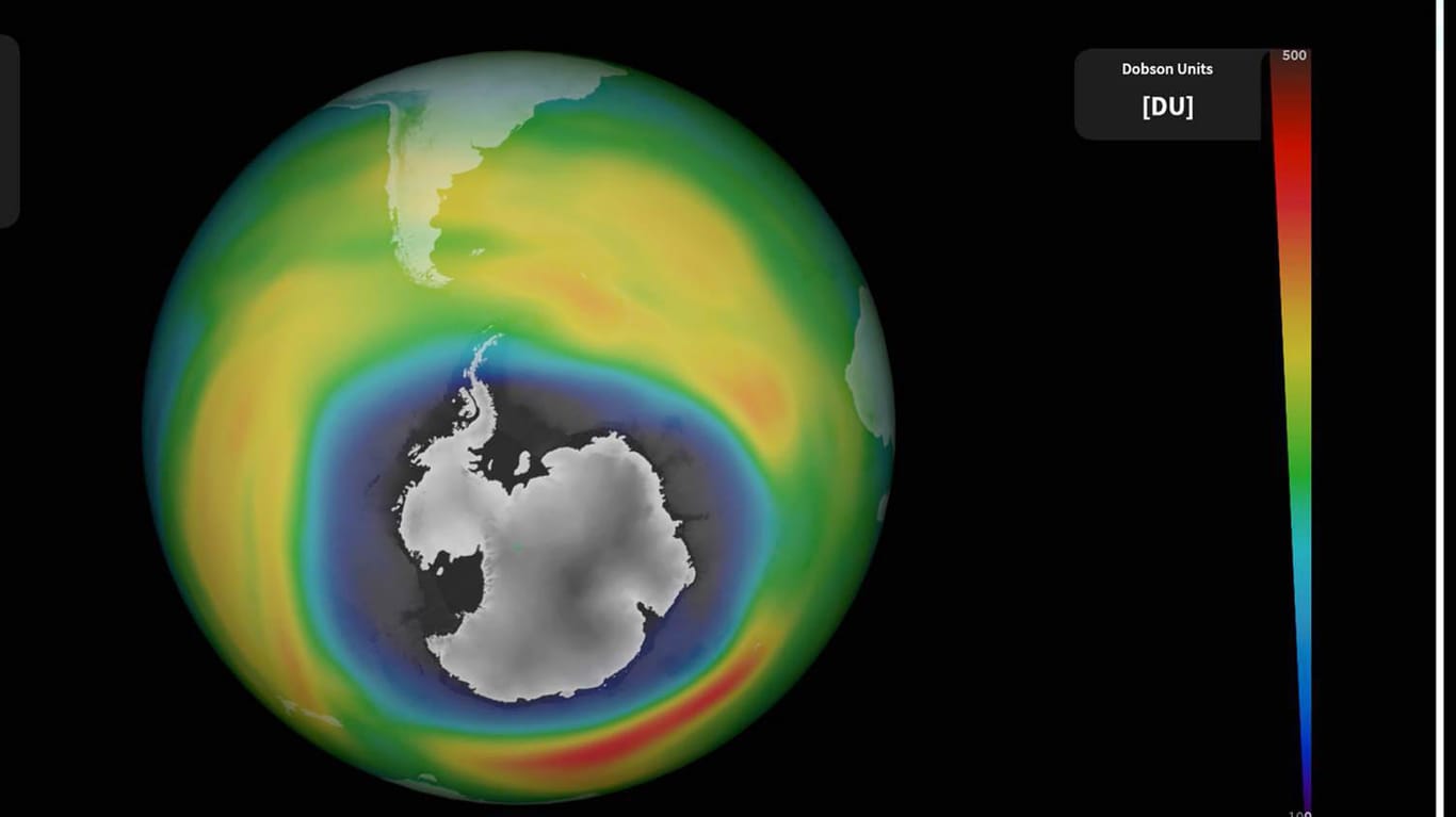 2015 war das Ozonloch über der Antarktis so groß wie erst einmal zuvor. Insgesamt schrumpft es aber.