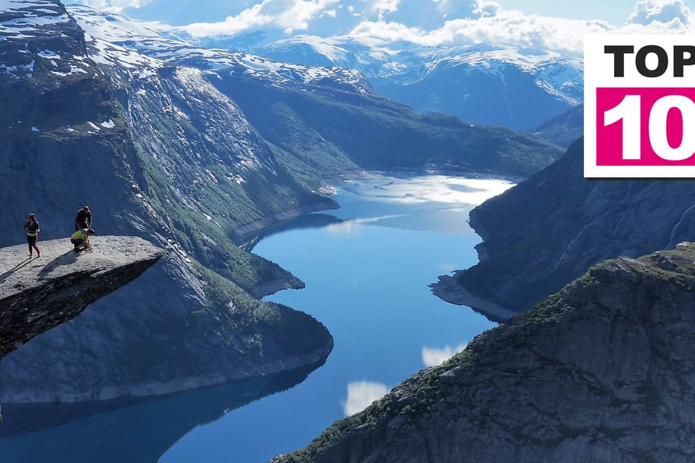 Hohe Felswände, tosende Wasserfälle, eiskalte Gletscherseen. Das können Reisende in Norwegen erleben, wenn sie die Fjorde Geirangerfjord und Naeroyfjord besuchen.