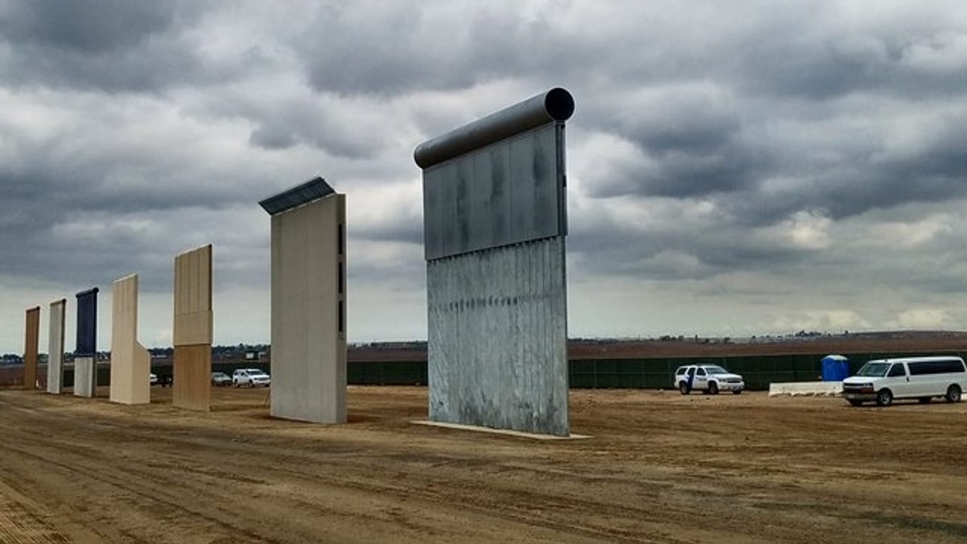 Modelle von Grenzmauern sind in San Diego an der Grenze zu Mexiko aufgebaut.