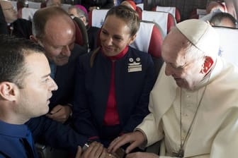Papst Franziskus hat die beiden Flubegleiter Carlos Ciuffardi (l) und Paola Podest im Flug getraut.