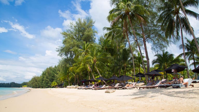 Pakweep Beach: Beschmückt mit einer Schaukel, die einlädt über den Sand hinein ins Ferienglück zu schwingen.
