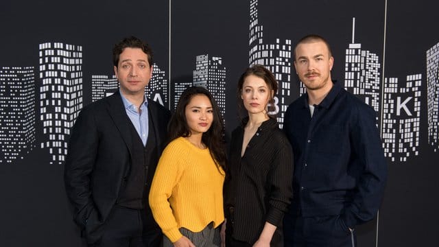 Die Schauspieler Marc Limpach (l-r), Mai Duong Kieu, Paula Beer und Albrecht Schuch stellen in Hamburg den ZDF-Mehrteiler "Bad Banks" vor.