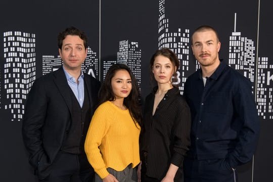 Die Schauspieler Marc Limpach (l-r), Mai Duong Kieu, Paula Beer und Albrecht Schuch stellen in Hamburg den ZDF-Mehrteiler "Bad Banks" vor.