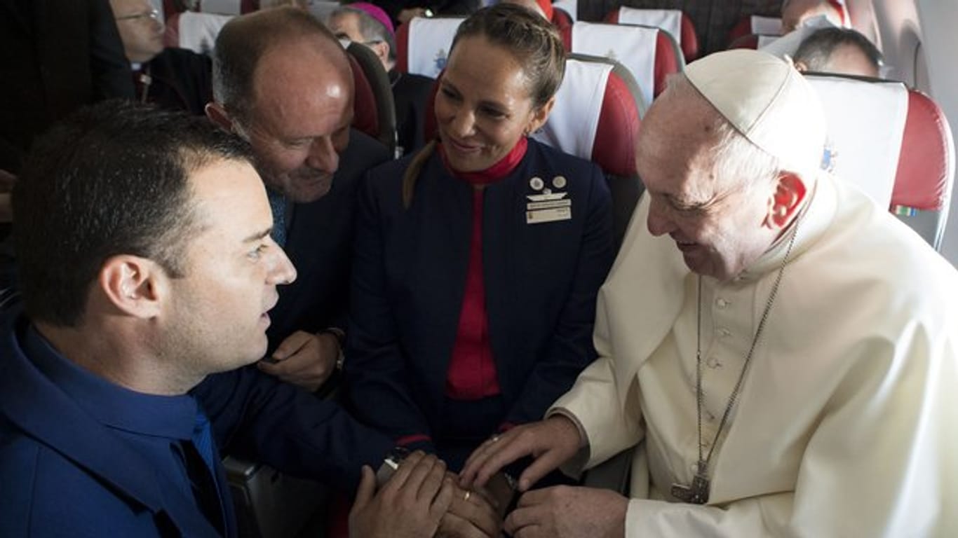 Heirat im Himmel: Papst Franziskus traut die Flugbegleiter Carlos Ciuffardi und Paola Podest auf dem Flug von Santiago de Chile nach Iquique.
