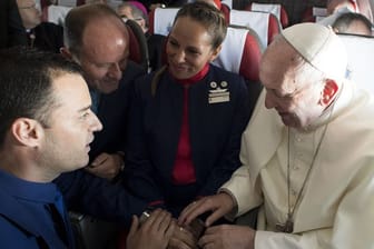 Heirat im Himmel: Papst Franziskus traut die Flugbegleiter Carlos Ciuffardi und Paola Podest auf dem Flug von Santiago de Chile nach Iquique.