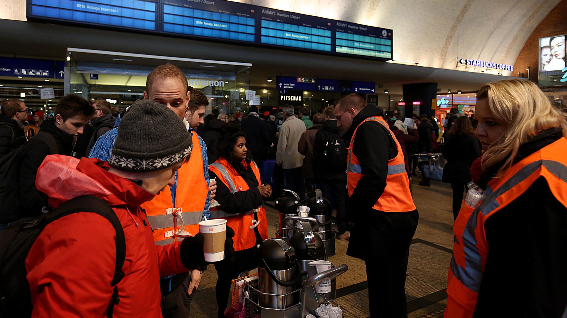 Service für gestrandete Reisende: Bahnmitarbeiter bieten Wartenden in Köln Kaffee und Tee an. Service für gestrandete Reisende: Bahnmitarbeiter bieten Wartenden in Köln Kaffee und Tee an.