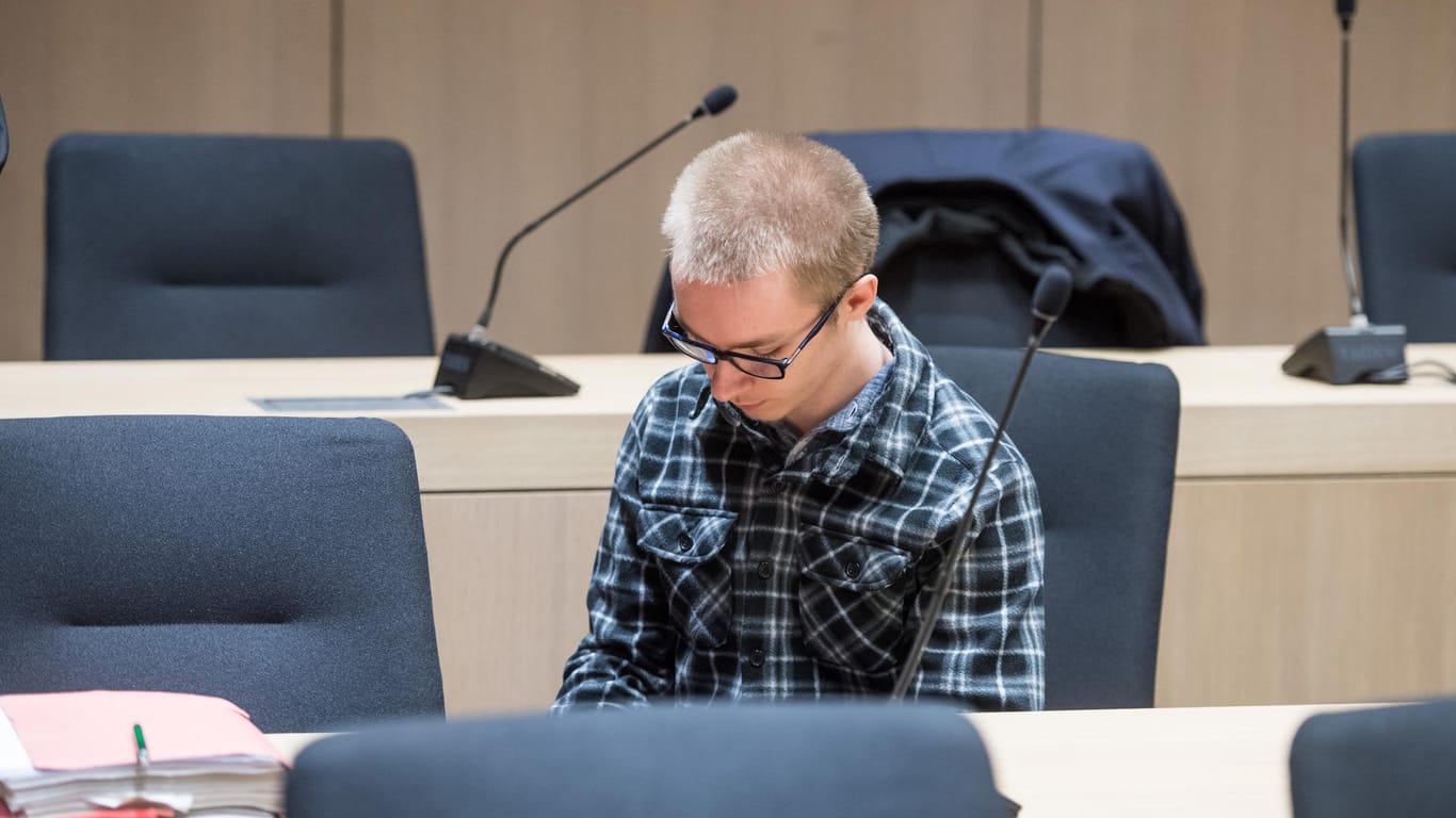 Der Angeklagte Marcel H. im Landgericht in Bochum auf der Anklagebank: Möglicherweise droht ihm eine lebenslange Haftstrafe.