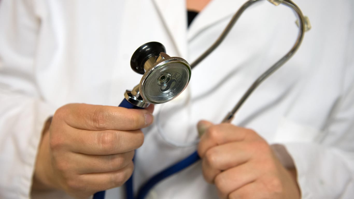 Ein Arzt mit einem Stethoskop: Sexueller Missbrauch durch Mediziner ist ein unterschätztes Phänomen.