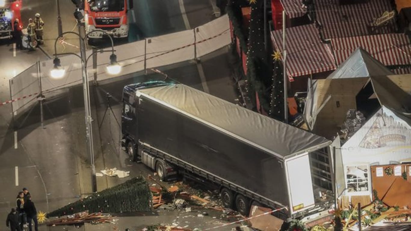 Bild der Zerstörung nach dem Amri-Attentat auf dem Berliner Weihnachtsmarkt am Breitscheidplatz.