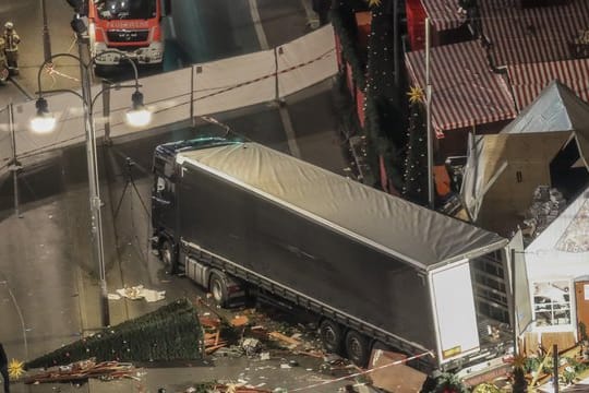 Bild der Zerstörung nach dem Amri-Attentat auf dem Berliner Weihnachtsmarkt am Breitscheidplatz.