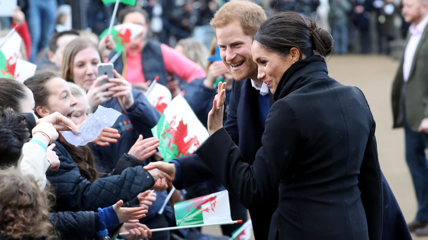 Prinz Harry und Meghan Markle in Cardiff: Die Fans waren begeistert von dem Royal-Paar.