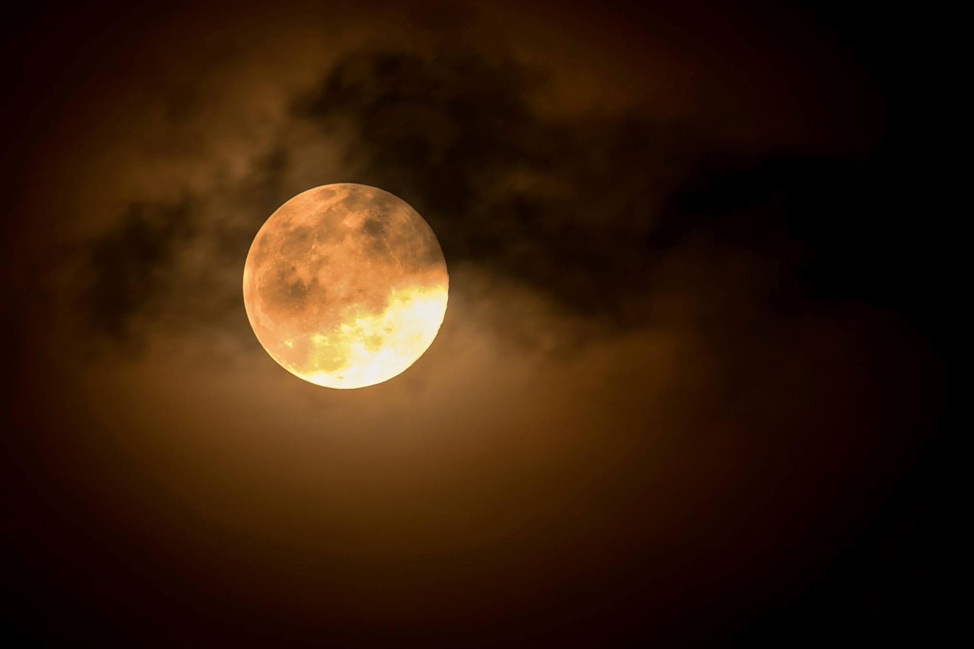 Vollmond am Himmel: Am 3. Juli erreicht der Mond seine volle Position.